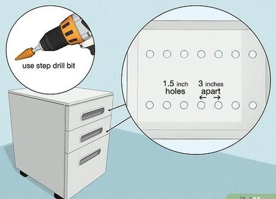шаг 1 просверлите отверстия диаметром 1,5 дюйма (3,8 см) в ящиках картотечного шкафа.