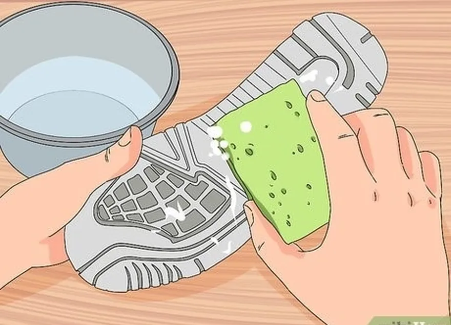 шаг 3 смочите губку холодной водой и протрите смесь пищевой соды.