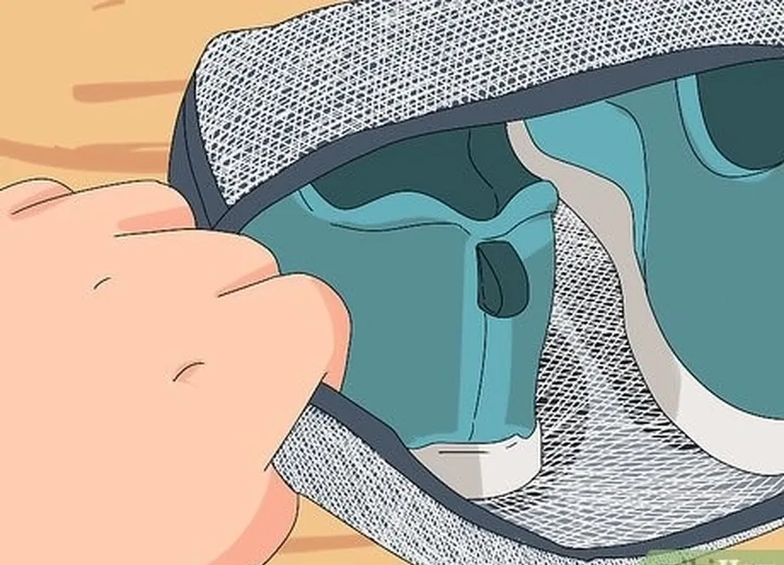 шаг 4 положите обувь в сетчатый мешок и постирайте ее вместе с полотенцами.