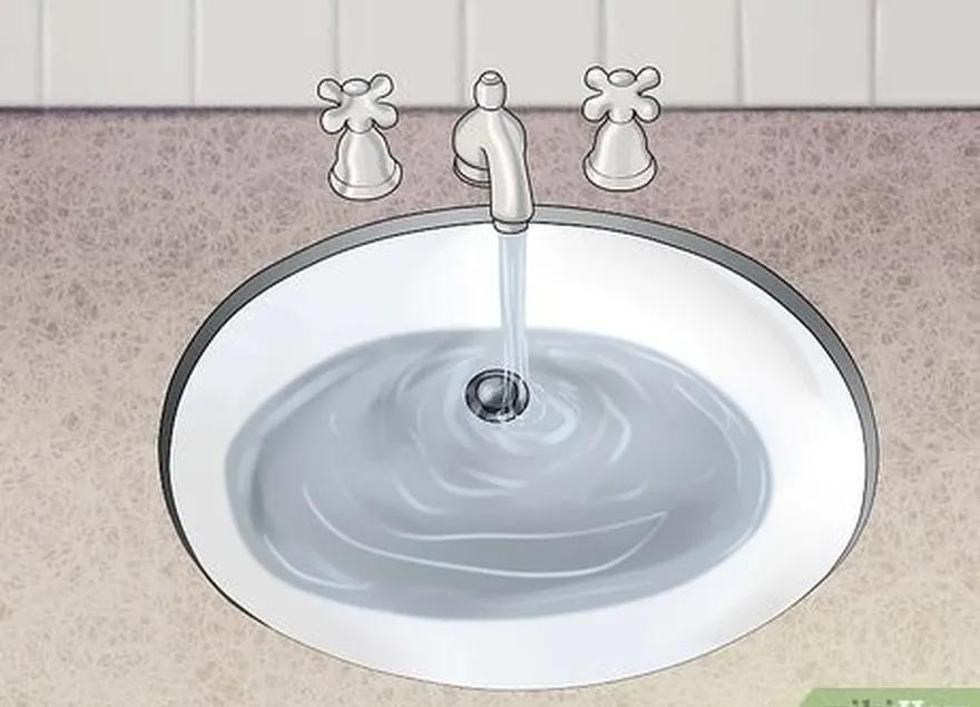 шаг 1пойдите в ванную комнату и наполните раковину водой.