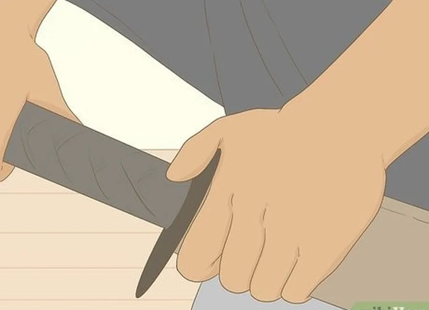 шаг 6 прижмите гарду к ножнам большим пальцем недоминирующей руки.