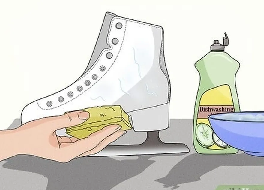 шаг 4 очистите внешнюю поверхность коньков с помощью воды, мыла для посуды и губки.